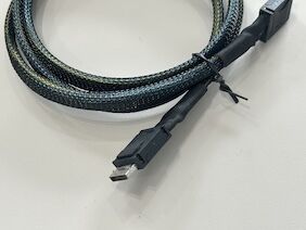 SFF-8654 8i to SFF-8654 8i High-Speed Mini SAS HD Connector Cable, 1.0 m 32AWG 85 Ω Braided Assembly