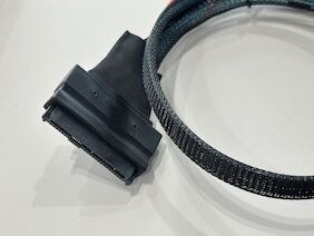 SFF-8654 8i to SFF-8654 8i High-Speed Mini SAS HD Connector Cable, 1.0 m 32AWG 85 Ω Braided Assembly