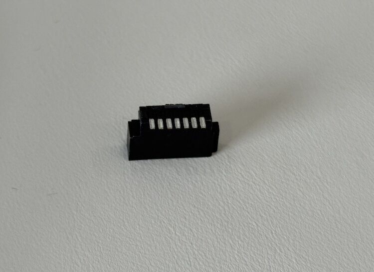 7 Pin SATA Female Connector for Wire Solder Cable, Gold Plated Electrical Signal Terminals, PCB Power Transmission Customization for Server, Automotive and Industrial Devices Applications