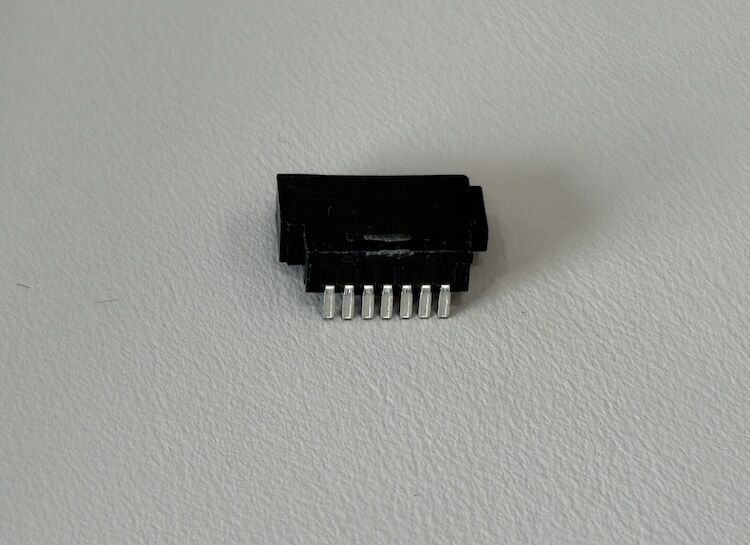 7 Pin SATA Female Connector for Wire Solder Cable, Gold Plated Electrical Signal Terminals, PCB Power Transmission Customization for Server, Automotive and Industrial Devices Applications