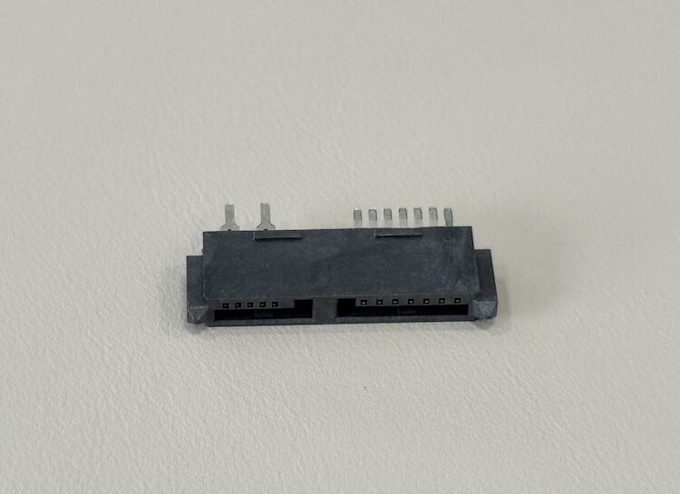 SATA 22-pin 7+15 female power and signal connector right-angle through-hole PCB mounting gold-plated terminals, reliable high-speed data transmission for HDD/SSD storage devices and embedded systems